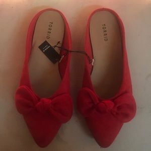 Adorable wide red bow flats